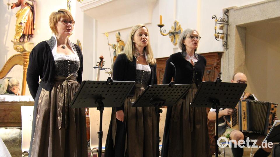 Der &quot;TriAngel Frauendreigesang&quot; aus Waldthurn stellte eine absolut musikalische Bereicherung des Adventssingens dar. Bild: prh