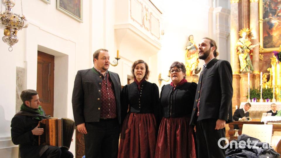 Als musikalisches &quot;Gustostückchen&quot; erwies sich der &quot;Duschlhof G&#039;sang&quot;, bei dem Mutter Barbara (Zweite von links) mit ihren drei Kindern traditionelle Volkslieder zur Adventszeit zum Besten gab. Bild: prh