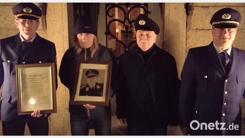 Eine kleine Feier stand vor Kurzem an der Kriegergedächtniskapelle an. Daran nahmen unter anderem teil Gerald Bauer (von links), Uwe Sticht, Arthur Kilgert und Dirk Mewes. Bild: gis