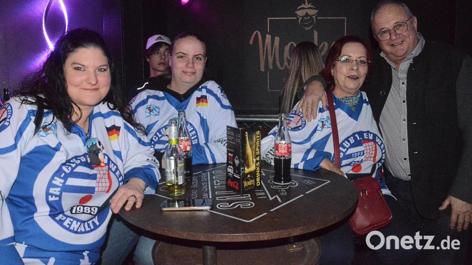 EV-Weiden-Vorstand Thomas Siller (rechts) mit weiblichen Fans. Bild: Kunz