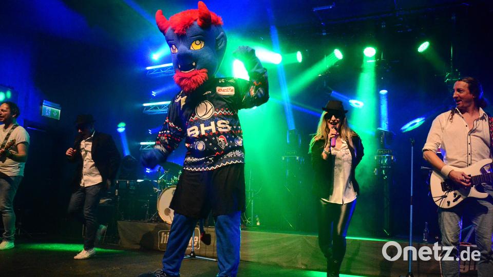 Deifi! Deifi! Das "Deiferl" machte mit seinen Moves auf der Bühne eine tolle Figur. Bild: Kunz