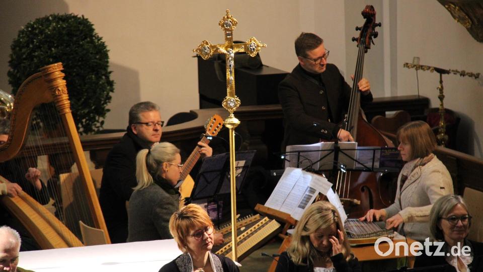 Aus dem Landkreis Cham kamen die Musikerinnen und Musiker der &quot;Schwarzachtaler Saitenmusi&quot;, die sich dem Erhalt von Volksweisen und Liedgut aus dem Böhmer- bzw. Bayerischen Wald verschrieben haben. Bild: prh