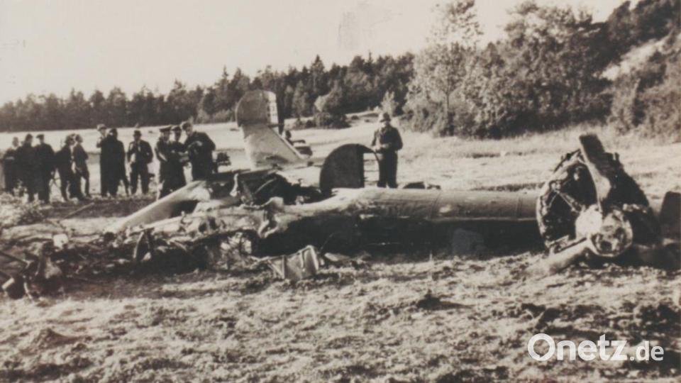 Flugzeugabsturz Mehlmeisel 1944: Das Flugzeug war nur noch ein Trümmerhaufen. Bild: Archiv Friedrich Mang/exb