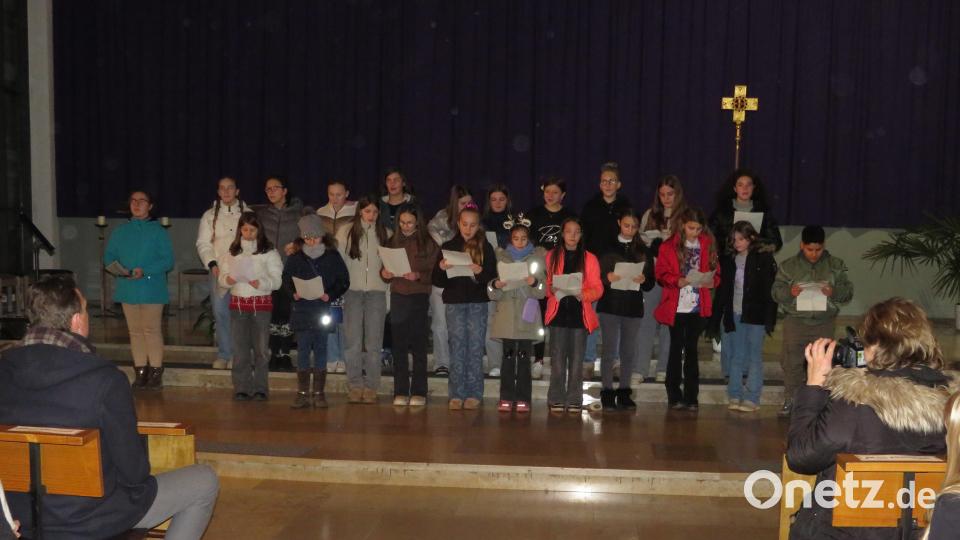 Der Chor der MIttelschule Neustadt/WN. Bild: adj