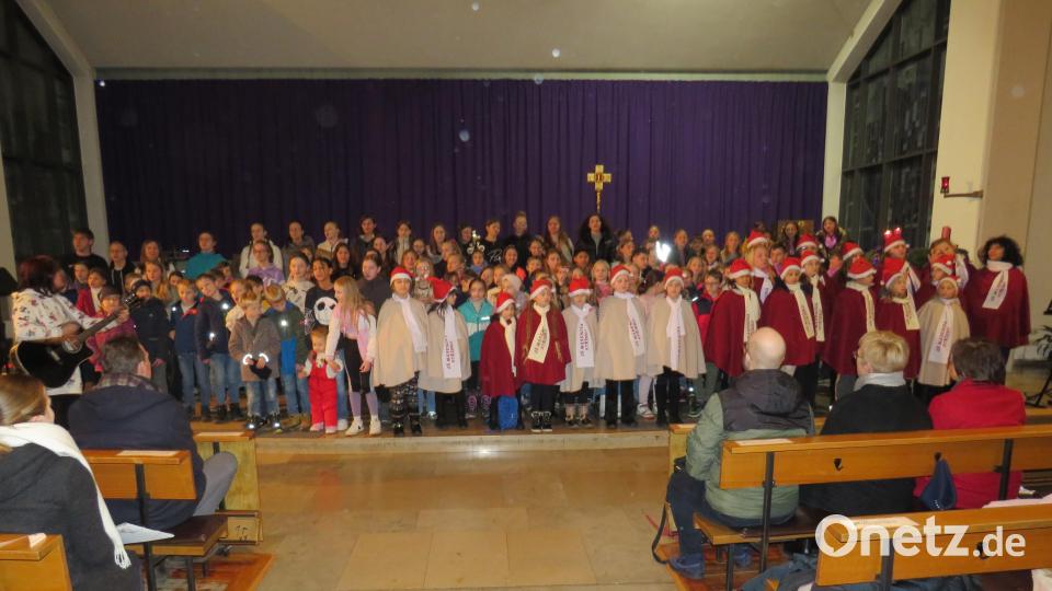 Gemeinsam sangen die Kinder der fünf Schulen das Lied &quot;Feliz Navidad&quot;. Bild: adj