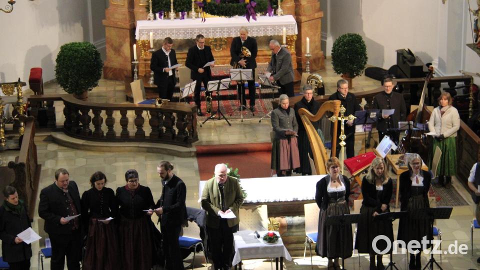 18 Musikerinnen und Musiker sowie Sprecher und Organisator Bertram Erhardt boten den Besuchern in der voll besetzten Stadtpfarrkirche St. Georg ein abwechslungsreiches Altbayerisches Adventssingen mit weihnachtlicher Musik aus dem Herzen des Volkes. Bild: prh