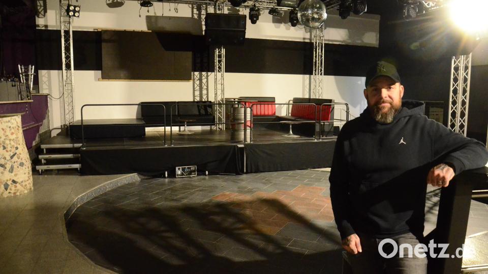 Tom Bauer vor der bereits aufgebauten Bühne. Bild: Kunz