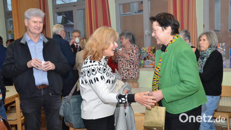Im Gemeindehaus wurde Pfarrerin Gudrun Mirlein freudig begrüßt. Bild: dob