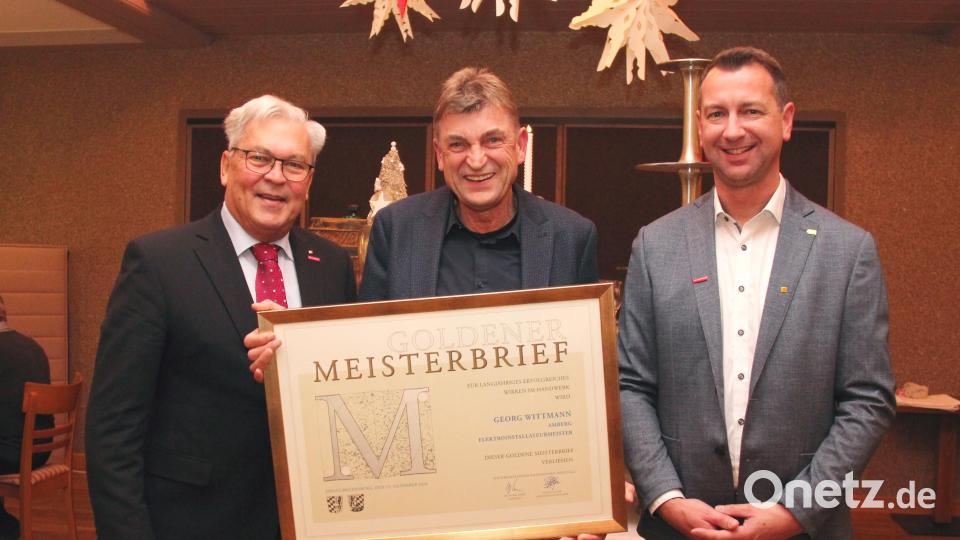 Den Goldenen Meisterbrief an Georg Wittmann (Mitte) überreichte Gerhard Ulm von der Handwerkskammer (links) im Beisein von Geschäftsführer Markus Weiß. Bild: Martina Weiß, Elektro Lück