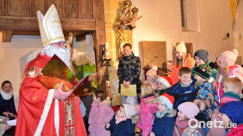 Zum ersten Mal kam der Nikolaus in die Kürmreuther Kirche zum Adventskonzert. Bild: hdk