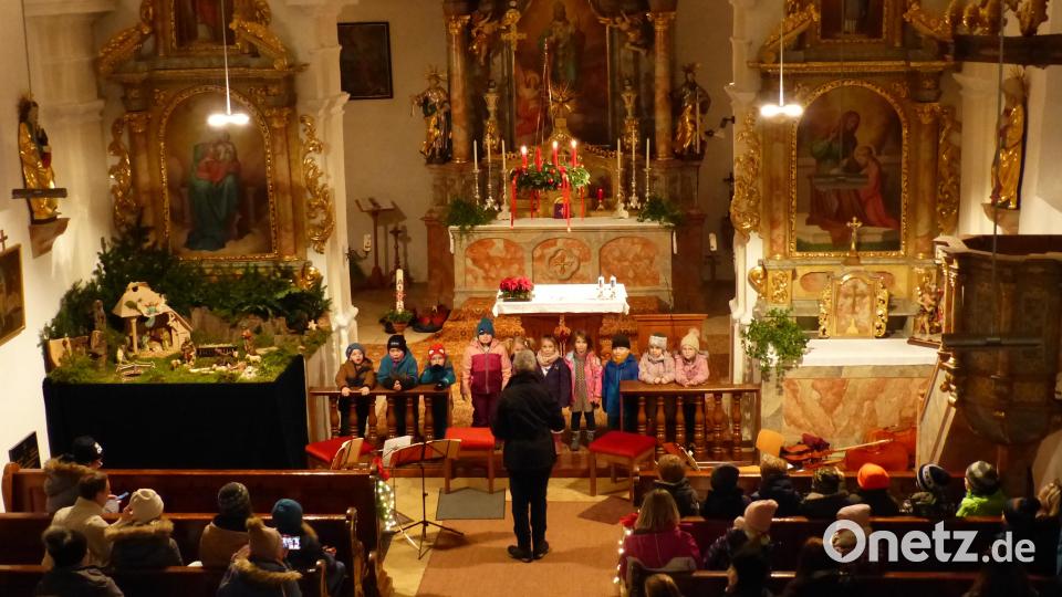 Die Kindergartenkinder stimmten mit Musiklehrerin Ute Sommer die Besucher der Dorfweihnacht in der Pfarrkirche St. Ulrich ein. Bild: sl