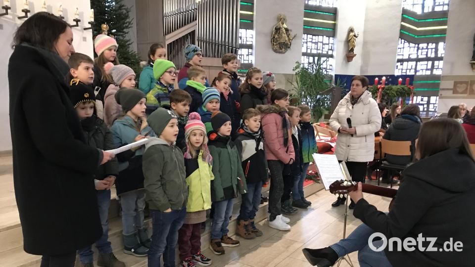 Den Kinderchor der Grundschule Gebenbach leitete Hedwig Trummer, unterstützt von Veronika Wohlfahrt-Radl und Simone Opitz. Bild: mma