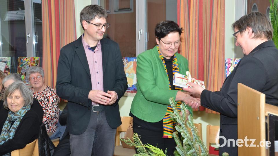 Geschenke von den Vetrauensleuten Claudia Reinl (rechts) und Uli Münchmeier (links) für die neue Pfarrerin Gudrun Mirlein. Bild: dob