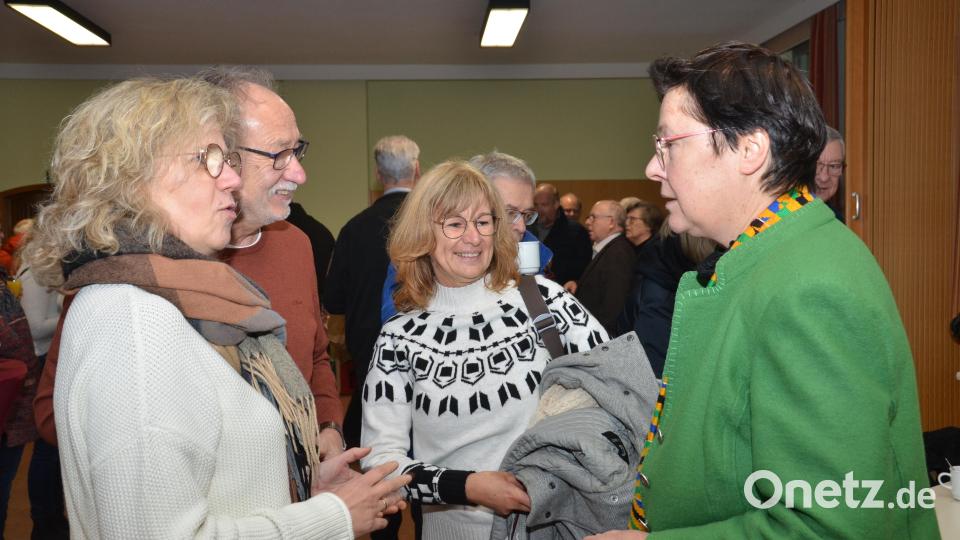 Beim Empfang im Gemeindehaus war Zeit für persönliche Worte und Glückwünsche. Bild: dob