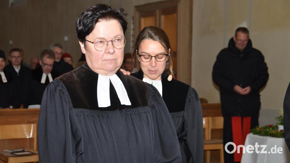 Stadtpfarrerin Carmen Riebl (rechts) legte ihrer Kollegin die Hand auf und beschenkte sie mit einem Bibelspruch. Bild: dob