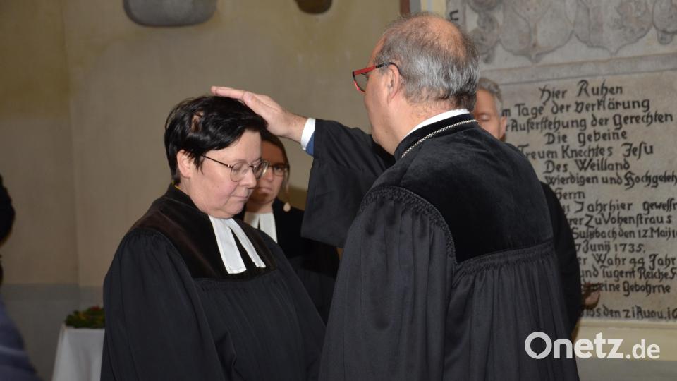 Nach der Einführung segnete Dekan Thomas Guba Pfarrerin Gudrun Mirlein. Bild: dob