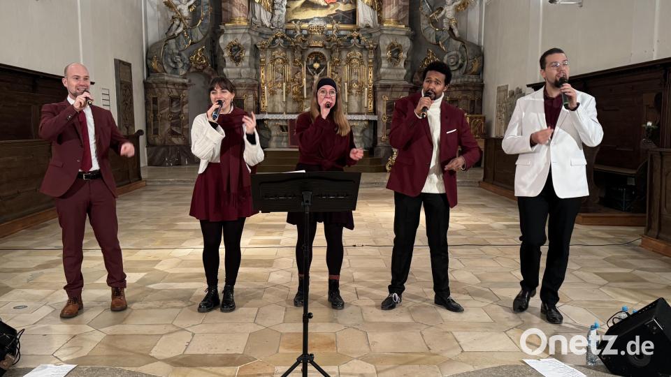 Die Regensburger A-Capella-Band B&#039;n&#039;T bringt mit einem stimmgewaltigen Konzert das Publikum in der Weidener Michaelskirche in Weihnachtsstimmung. Bild: mgo