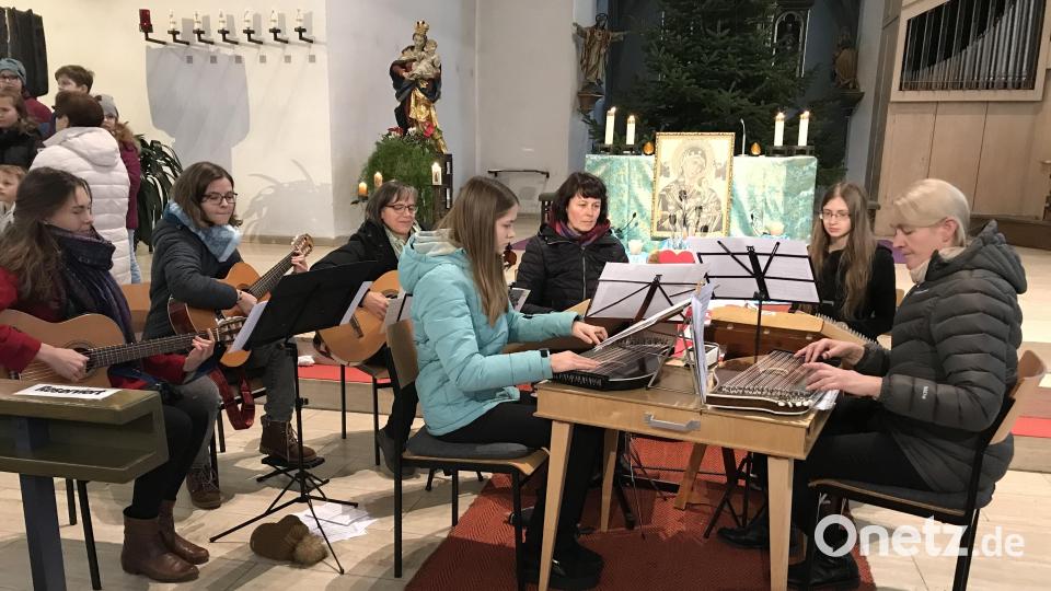 Angelika Schreglmann (links) und Susanne Lindner (rechts) leiten die stimmungsvolle Gembecker Saitenmusik. Bild: mma