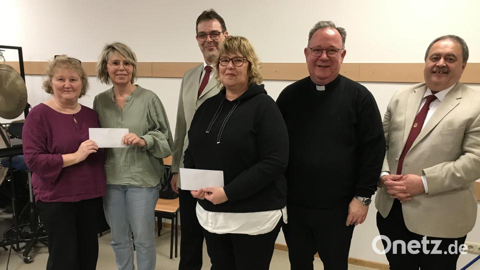 Christine König und Nicole Plankl vom SkF (links) sowie Alexandra Heldmann vom Förderverein der Grundschule Gebenbach nehmen je 355 Euro Spende entgegen. Bürgermeister Peter Dotzler, Pfarrer Michael Birner (rechts) und Koordinator Wolfgang Siegert danken den Spendern. Bild: mma