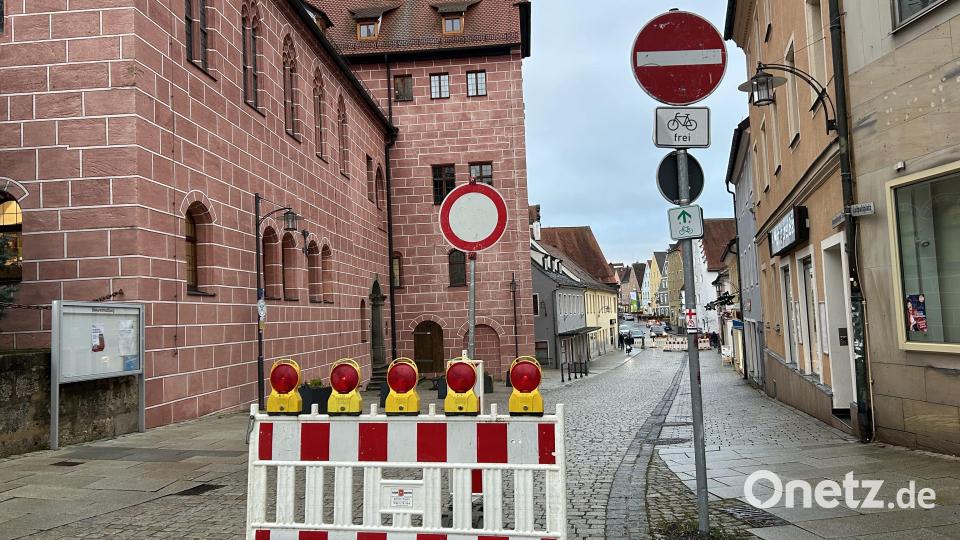 Kein Durchkommen in der Rosenberger Straße beim Rathaus. Grund ist wieder einmal ein Rohrbruch. Bild: Andreas Royer
