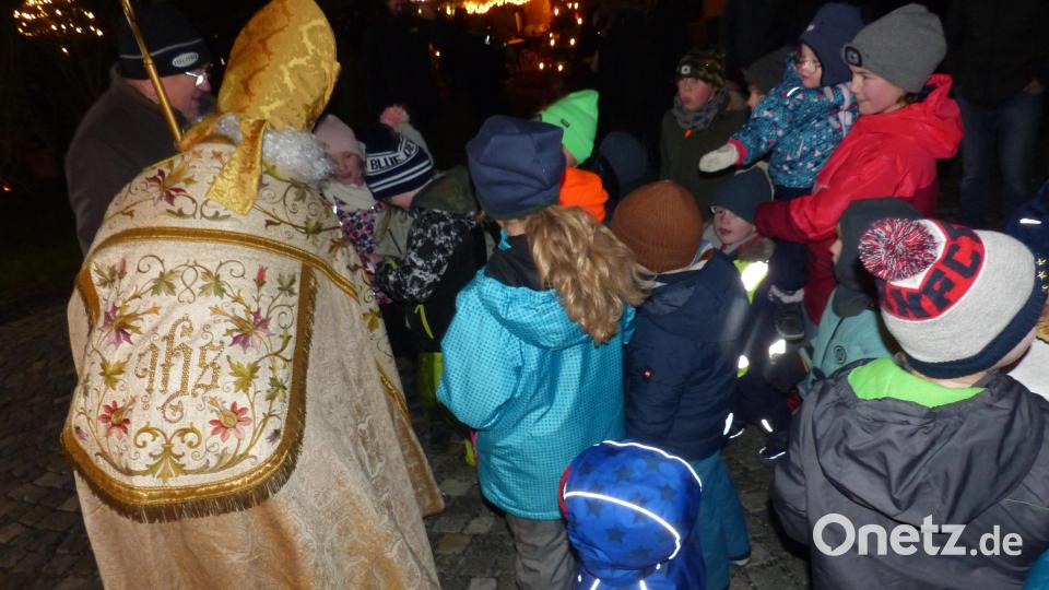 Der Nikolaus verteilte bei den Kindern die Geschenke Bild: sl