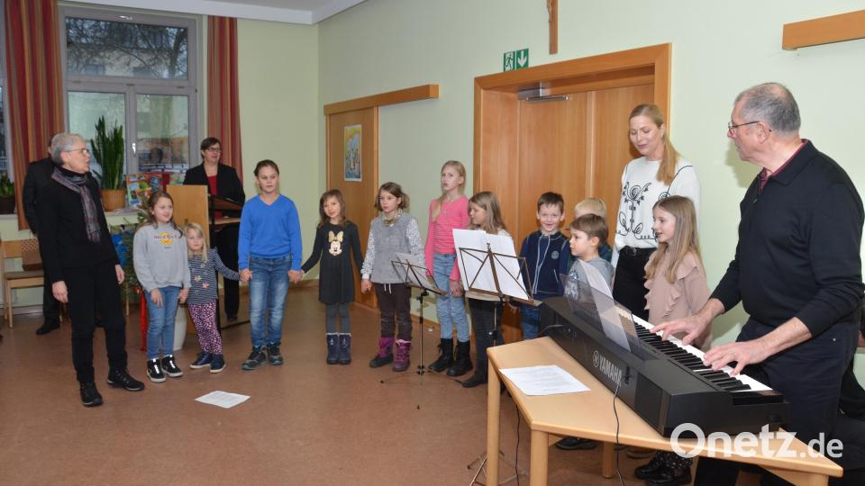 Der Kinderchor der evangelischen Kirchengemeinde mit Ute und Albert Sommer beschenkten die neue Pfarrerin schwungvoll mit dem Lied "Hand in Hand". Bild: dob