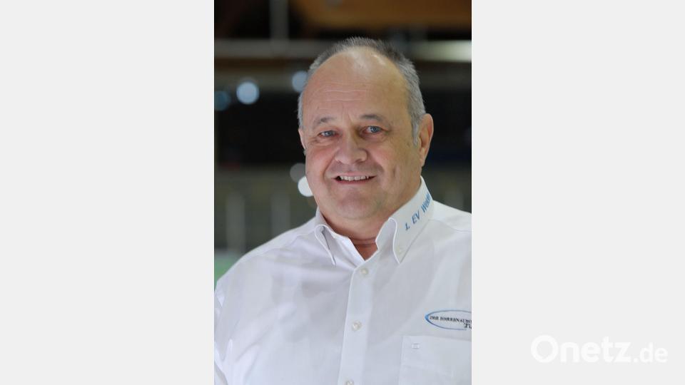 Ganz große Klasse. Ich habe mich schon bedankt bei allen da oben. Es macht Mut, weiterzumachen, wenn man solch eine Unterstützung erfährt. (Thomas Siller, Chef des EV Weiden) Bild: Rudolf Gebert