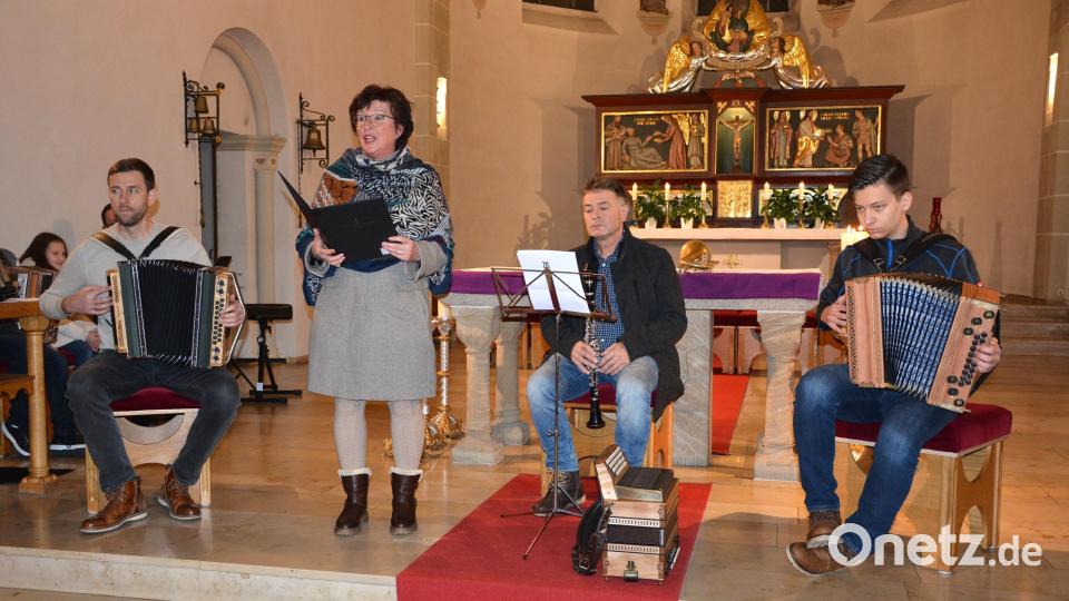 Martin Bächer (von links) sang und musizierte mit Luitgard Müller, Georg Fuchs und Jakob Siller. Bild: jr
