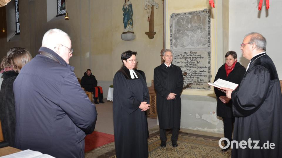 Weggefährten, Freunde und Menschen, die ihr wichtig sind, haben sich um Pfarrerin Gudrun Mirlein (Mitte) versammelt und gaben ihr ein Bibelwort mit auf dem Weg. Bild: dob