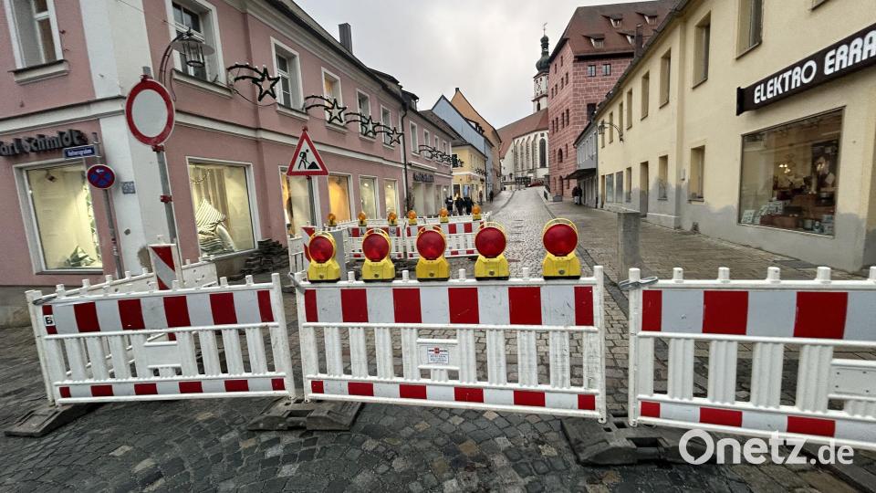 Die Reparatur eines Wasserrohrbruchs verursacht in Sulzbach-Rosenberg eine mehrtägige Sperrung der Rosenberger Straße. Bild: Andreas Royer