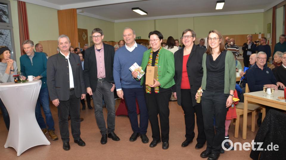 Bürgermeister Andreas Wutzlhofer, Vertrauensmann Uli Münchmeier, Dekan Thomas Guba, Pfarrerin Gudrun Mirlein, Vertrauensfrau Claudia Reinl und Stadtpfarrerin Carmen Riebl freuten sich gemeinsam über die Besetzung in der Kirchengemeinde. Bild: dob