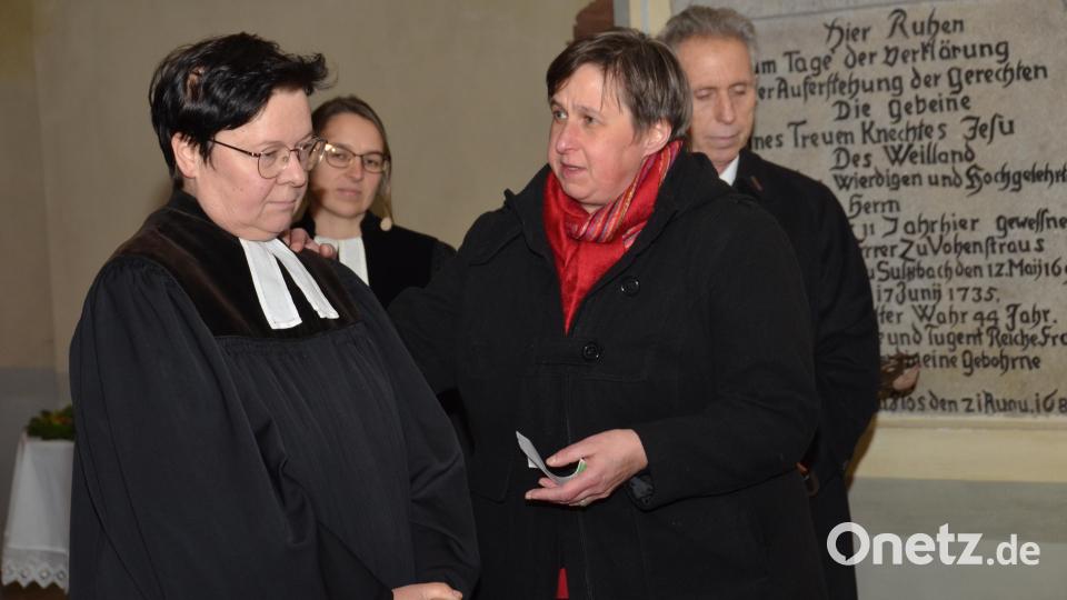 Vertrauensfrau Claudia Reinl bekräftigte die Zusammenarbeit mit der neuen Vohenstraußer Pfarrerin Gudrun Mirlein. Bild: dob