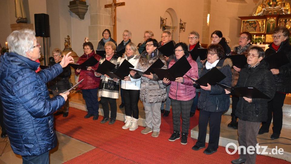 Der Frauenbundchor unter der Leitung von Stilla Schuller. Bild: jr