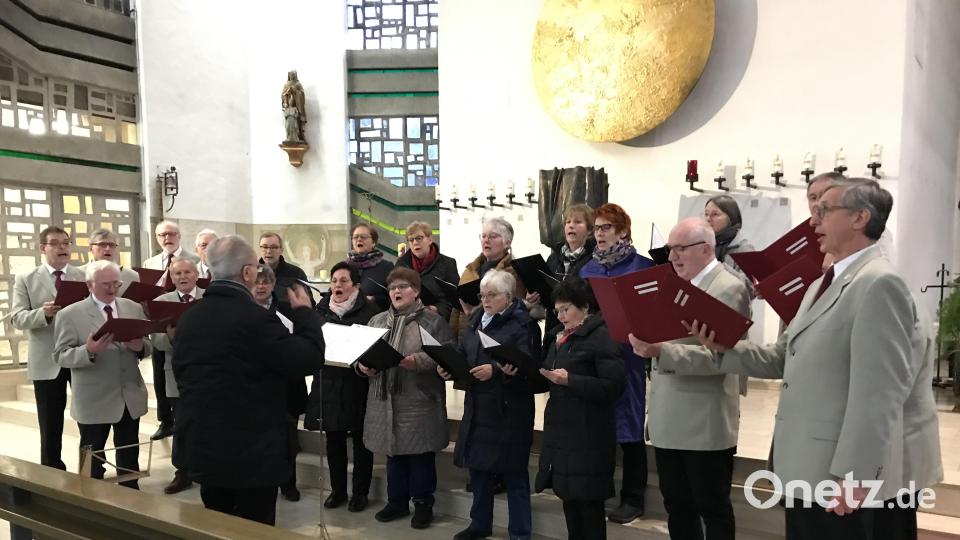 Sonor und akkurat tragen der Landfrauen-Singkreis und der Männergesangverein Gebenbach unter der Leitung von Heinz Krob ihre Lieder vor. Bild: mma