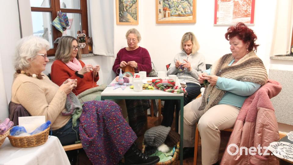 Stricken, Klöppeln und Klosterarbeiten: Die Frauen sind mit voller Konzentration dabei. Bild: pi