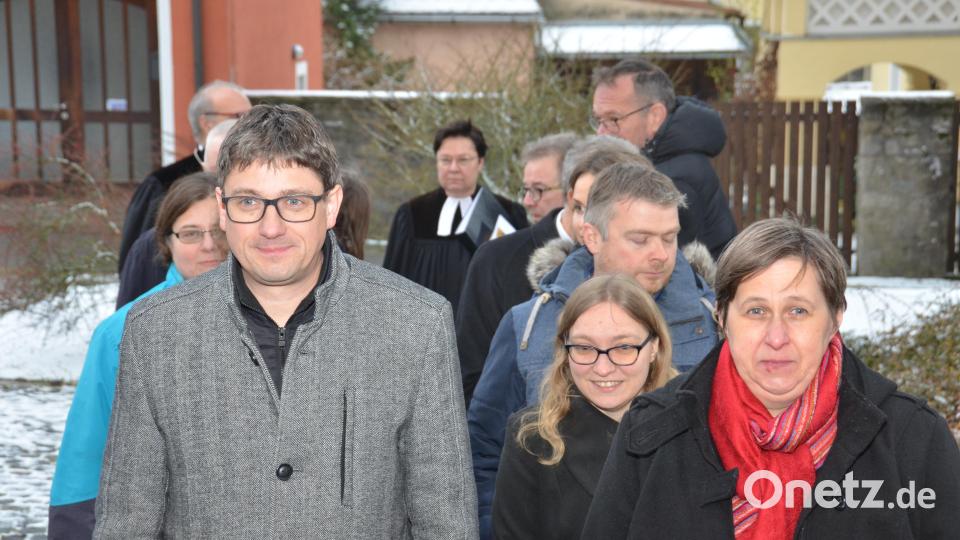 In Begleitung des Kirchenvorstands und etlichen Kollegen wurde die neue Pfarrerin (hinten Mitte) in die Stadtkirche geleitet. Bild: dob
