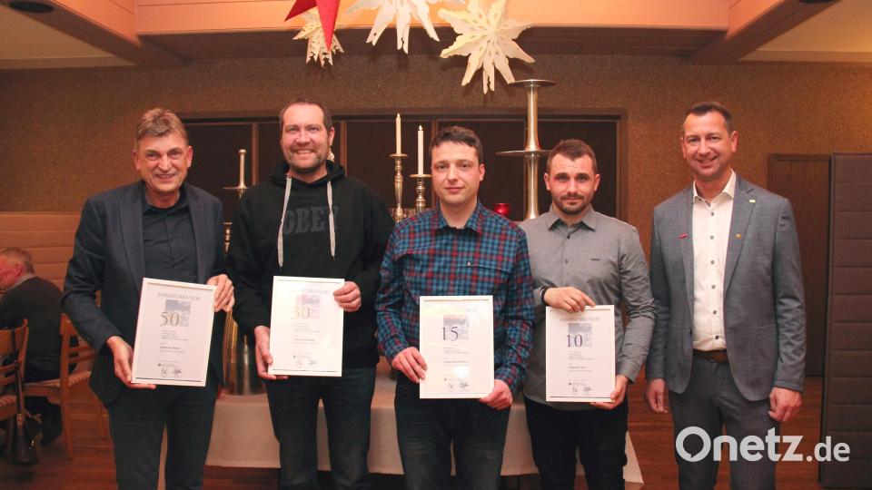 Ehrungen bei Elektro Lück (von links): Georg Wittmann, der auch den Goldenen Meisterbrief von der Handwerkskammer erhielt, Christian Gehring, Sebastian Reinwald, Christoph Tora und Geschäftsführer Markus Weiß. Bild: Martina Weiß, Elektro Lück