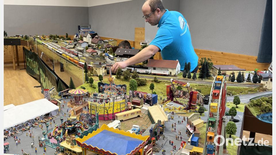 Die riesige digitale Modellbahnanlage im Maßstab HO nimmt fast den ganzen Raum der Manteler TSG-Turnhalle in Anspruch. Bild: mgo