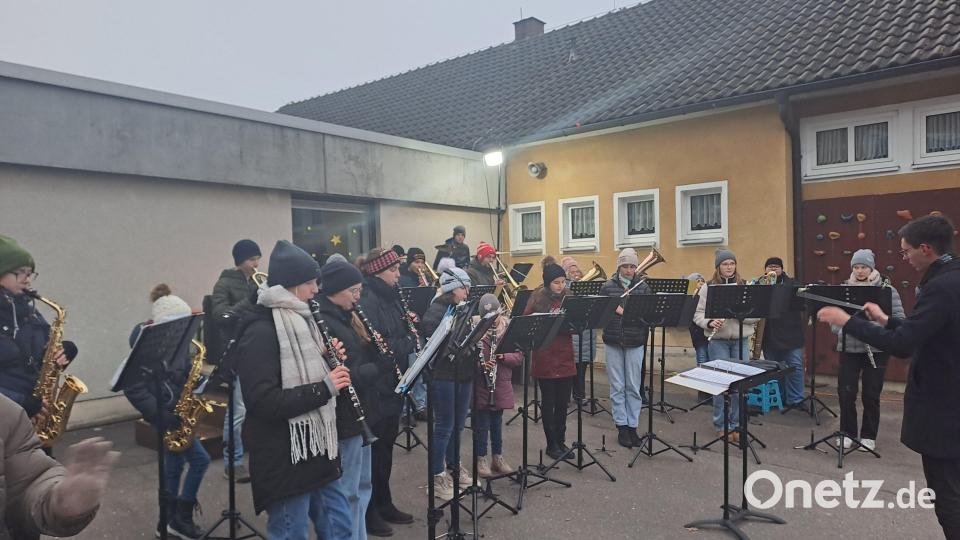 Das Jugendorchester der Werkvolkkapelle unter der Leitung von Lukas Schöpf eröffnet den Adventsmarkt in Schlicht. Bild: sak