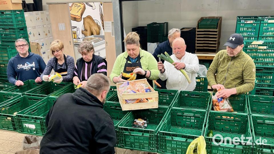 Kurz vor der Ausgabe am Montag gibt es für das Tafel-Team (hier mit dem zweiten Vorsitzenden Ernst Cornel, Zweiter von rechts) jede Menge zu tun, um die Regale im Verkaufsraum zu bestücken. Bild: Gabi Schönberger