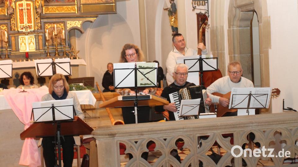 &quot;Staad staad, heut&#039; is&#039; Advent&quot;, spielt und singt die Sitzweilgruppe Miesbrunn. Bild: pi