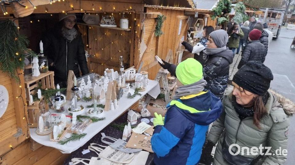 An vielen Holzbuden boten Vereine ihre Weihnachtsartikel an. Bild: soj