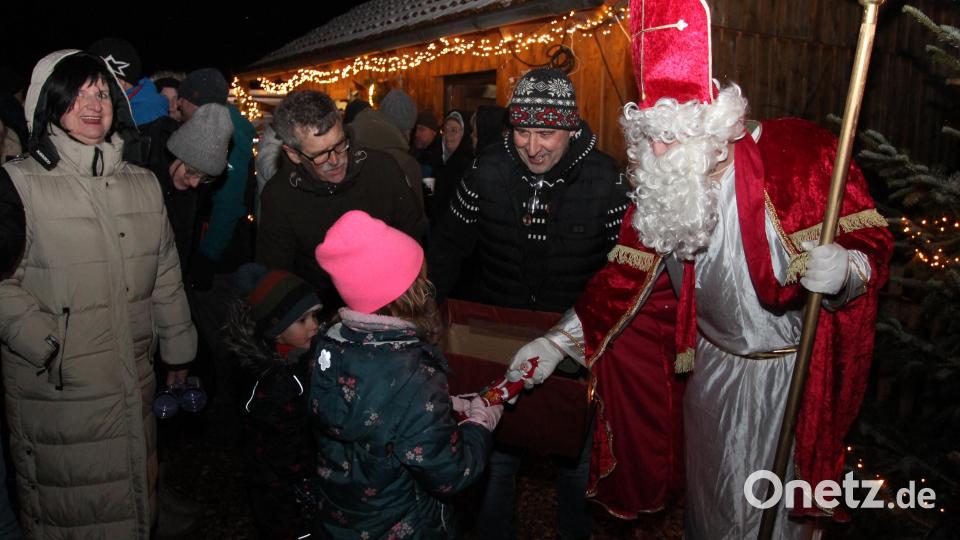 Sankt Nikolaus hat für die Kinder süße Leckereien dabei. Bild: pi