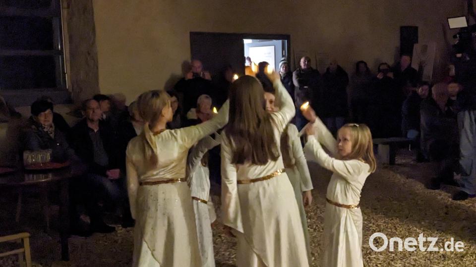 Agnes, Emma, Louise, Miriam und Valentina in Engelsgewändern beim Lichtertanz Bild: eib