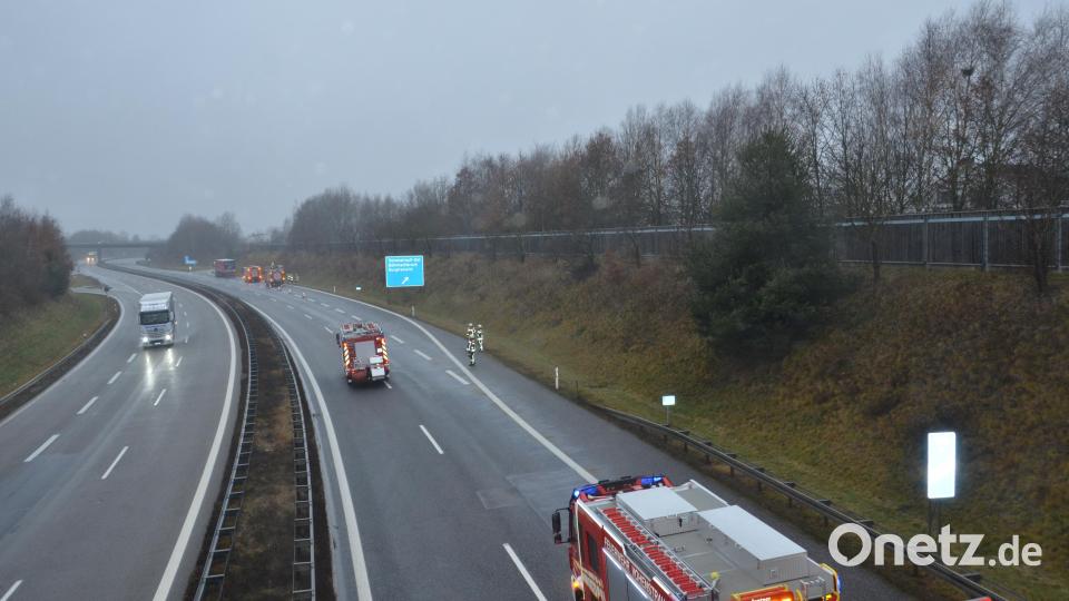 Auf der Abbiegespur der Anschlussstelle Vohenstrauß-Ost hielt der LKW, aus dem starker Rauch aufstieg, an. Ein Motorschaden war der Grund. Bild: dob