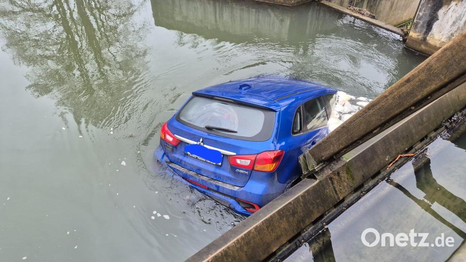 Ein Mitsubishi treibt in der Vils bei Dietldorf. Bild: PI Burglengenfeld/exb