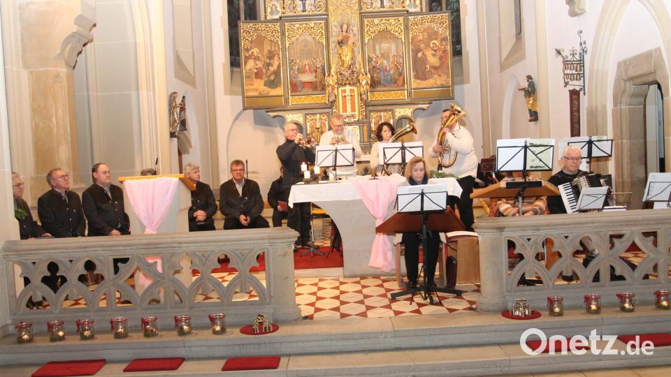 Das Bläserquartett der Pleysteiner Stadtkapelle (stehend, Mitte) heißt die Besucher mit &quot;Gott griaß enk Leut&#039;&quot; willkommen. Bild: pi
