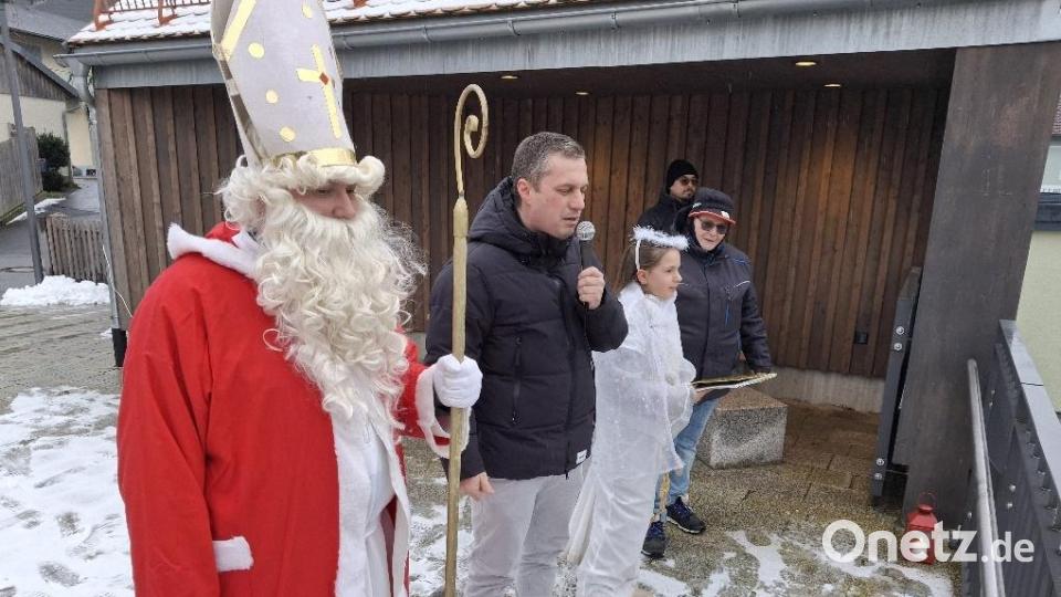 Der Nikolaus, Bürgermeister Wolfgang Söllner, und das Christkind eröffneten den Weihnachtsmarkt. Bild: soj