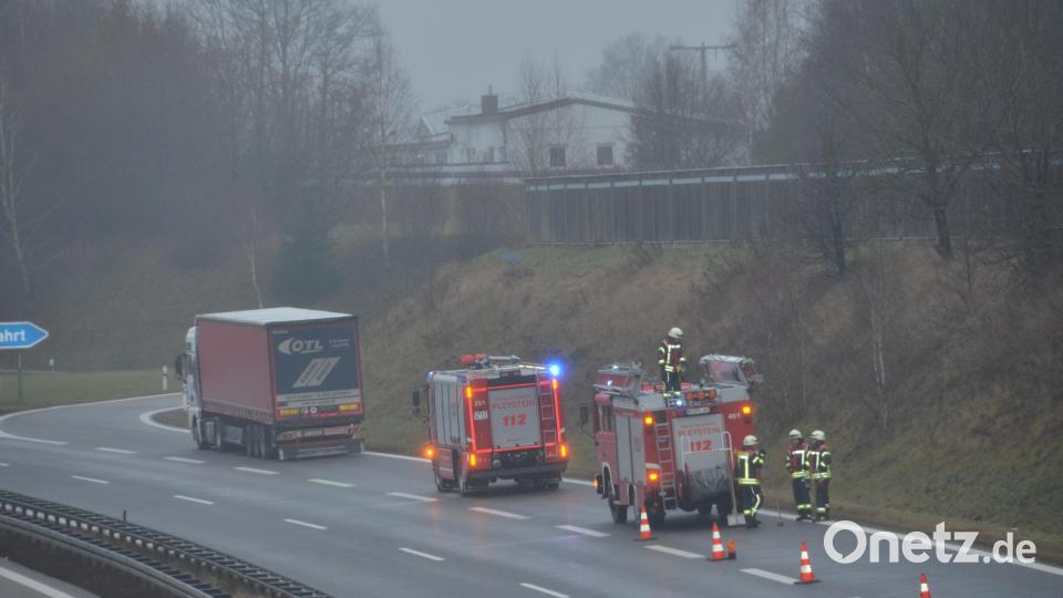 Auf der Abbiegespur der Anschlussstelle Vohenstrauß-Ost hielt der LKW, aus dem starker Rauch aufstieg, an. Ein Motorschaden war der Grund. Bild: dob
