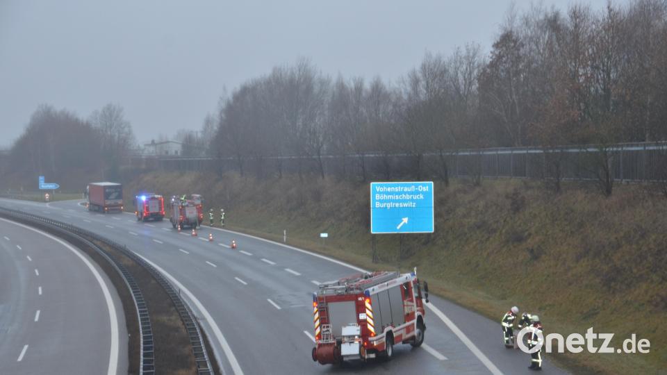 Auf der Abbiegespur der Anschlussstelle Vohenstrauß-Ost hielt der LKW, aus dem starker Rauch aufstieg, an. Ein Motorschaden war der Grund. Bild: dob